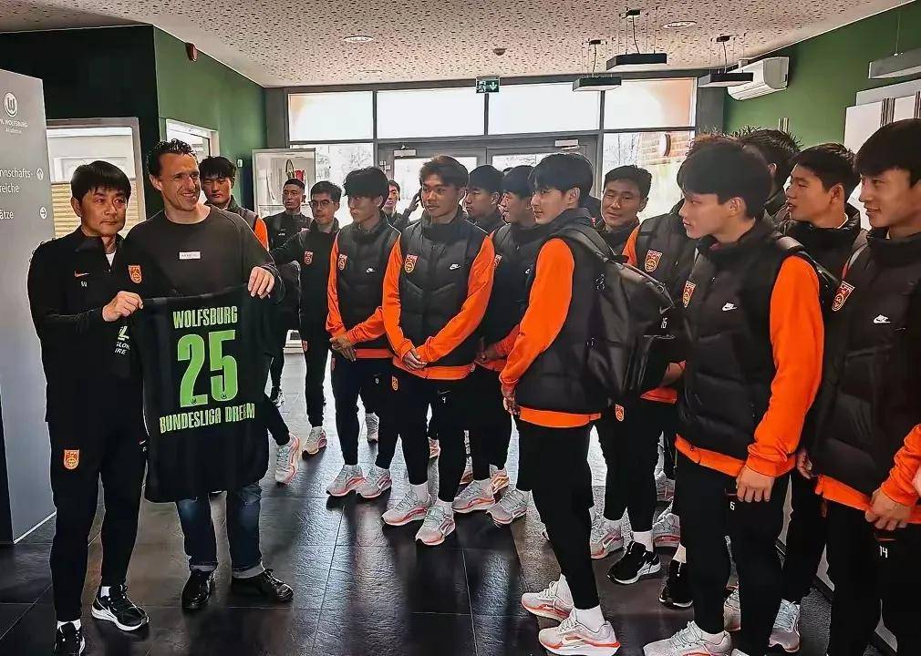 关于沃尔夫斯堡队员展现出色技术，战胜对手的信息